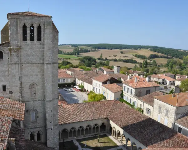 Vue aérienne d'un village médiéval avec une église romane et ses cloîtres, idéal pour visiter le Gers en 3 jours.