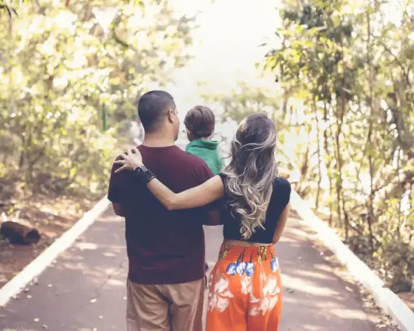 Elternzeit, obwohl das Kind bei der Mutter lebt: Ein Mann und eine Frau gehen mit ihrem Sohn spazieren.