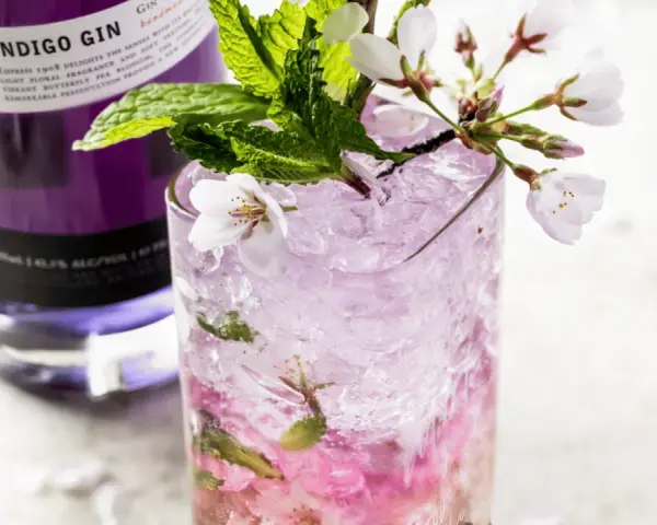 Przepis na drink "Broken Plane" z ginem Indigo. Orzeźwiający koktajl z lodem, miętą i kwiatami wiśni.
