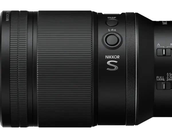 Objectif NIKKOR S noir avec boutons DISP, L-Fn, sélecteurs A/M et de mise au point. Le vr signification est la stabilisation optique.