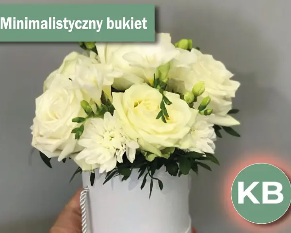 Minimalistyczny bukiet białych róż i frezji, idealny jako kwiaty na komunię do kościoła.