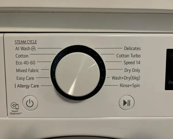 Panel pralki z programami: Al Wash, Cotton, Eco 40-60, Mixed Fabric, Easy Care, Allergy Care, Delicates, Cotton Turbo, Speed 14, Dry Only, Wash+Dry(6kg), Rinse+Spin. Jak prać wełnę w pralce? Wybierz delikatny program.