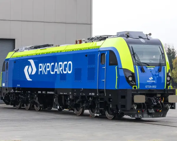 Nowa, niebiesko-zielona lokomotywa Dragon 2 PKP Cargo gotowa do pracy.