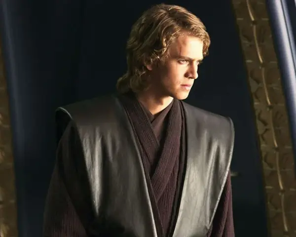 Hayden Christensen nei suoi film e programmi TV, qui nei panni di Anakin Skywalker, con un'espressione pensierosa.