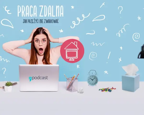 Przerażona kobieta przy biurku, symbolizująca chaos pracy w domu. Na biurku laptop, kubek, ciasteczka, lampka i budzik.