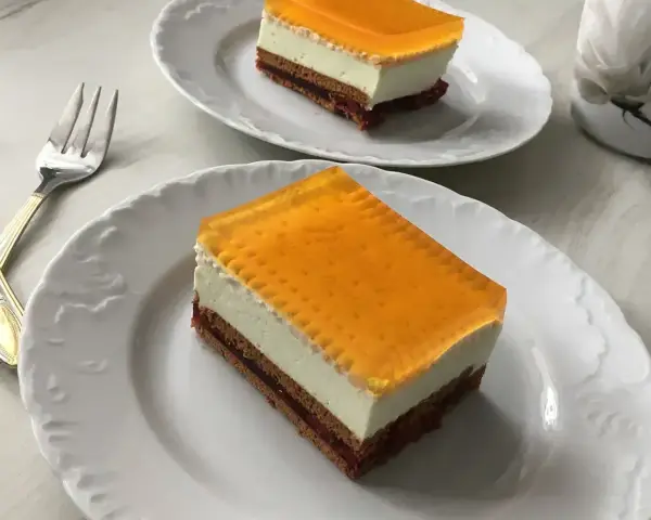 Pyszne ciasto z warstwą serka mascarpone i galaretką. Idealne pytanie: czy można mieszać serek mascarpone z galaretką?