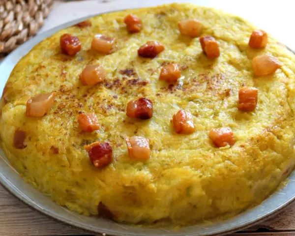 Trinxat de la Cerdanya, un plato tradicional con trocitos de tocino crujiente.