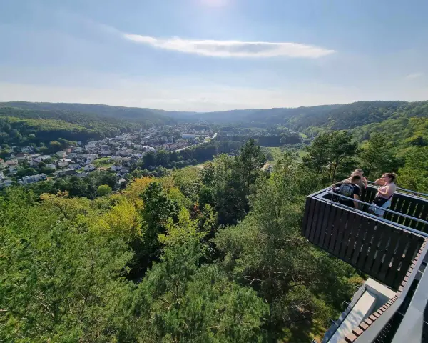 Widok z platformy na górze Markowca w Rumi. W dole rozciąga się miasto otoczone zielonymi wzgórzami.