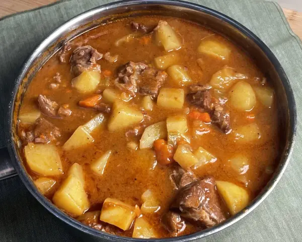 Un saporito spezzatino con patate, un classico spezzatino con patate ricetta della nonna, cotto lentamente in un tegame.