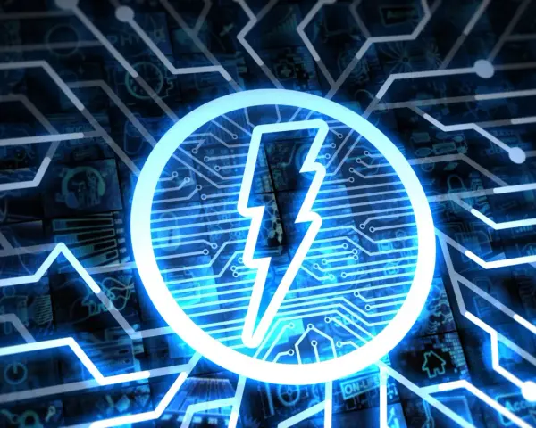 Błyskawica w okręgu na tle obwodów drukowanych. Symbolizuje energię, moc i technologię. Zastanawiasz się, ile to kWh?