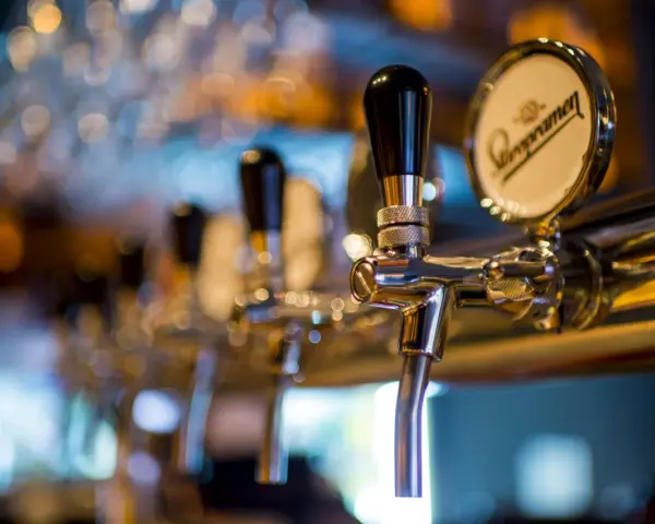 Grifos de cerveza en un bar, listos para servir. Un detalle que evoca el ambiente de un traspaso de bar exitoso.