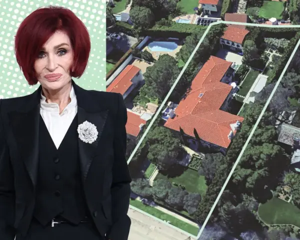 Sharon Osbourne obok rezydencji, która kiedyś należała do Ozzy'ego Osbourne'a. Luksusowa posiadłość z basenem i ogrodem.