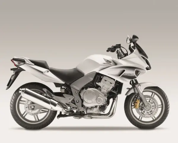 Srebrny motocykl Honda CBF 1000 z czarnym siedzeniem i detalami.
