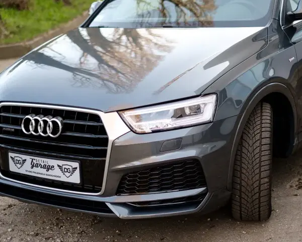 Szary Audi Q3 z napędem quattro. Zastanawiasz się afr co to? To system napędu na cztery koła, zapewniający doskonałą przyczepność.