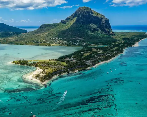 Mauritius w lipcu: słoneczna pogoda, turkusowa woda i majestatyczna góra Le Morne. Idealne warunki do wypoczynku.