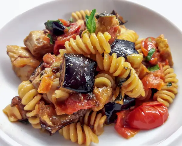 Fusilli con pesce spada, melanzane, pomodorini e basilico. Un piatto estivo saporito e colorato.