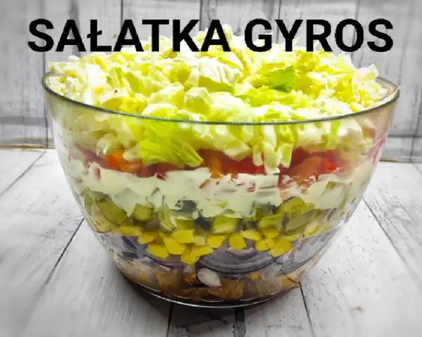 Jak się robi sałatkę z gyrosa, aby zaskoczyć gości smakiem