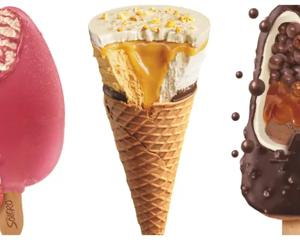 Tre läckra glassnyheter 2026: en rosa Solero med jordgubb, en våffla med karamell och nötter, samt en chokladglass med krispiga kulor.