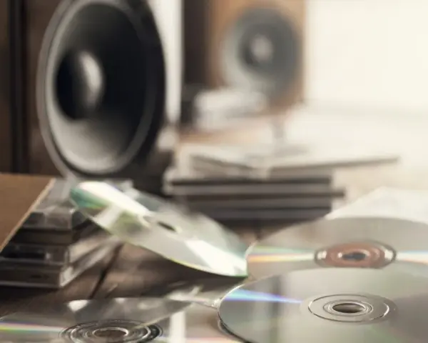 Płyty CD i głośniki na drewnianym blacie. Czy to epka, co to za format?