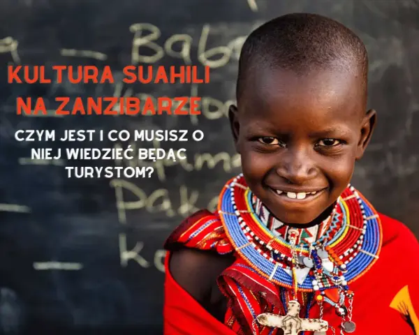Uśmiechnięty chłopiec w tradycyjnej biżuterii na Zanzibarze, gdzie językiem urzędowym jest suahili. Poznaj kulturę wyspy.