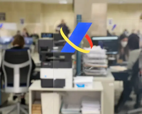 Oficina con logo de Hacienda. Personas trabajando, una persona con disfraz de superhéroe. Se acerca el momento del segundo pago de la renta.