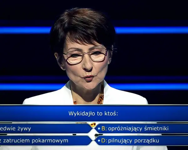 Kobieta w okularach na tle niebieskich świateł, zastanawia się, czy milionerzy są ustawieni, wybierając odpowiedź na pytanie.