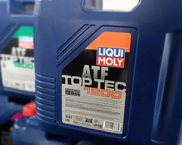 Niebieski kanister z płynem do skrzyni biegów ATF Top Tec 1200 od Liqui Moly.