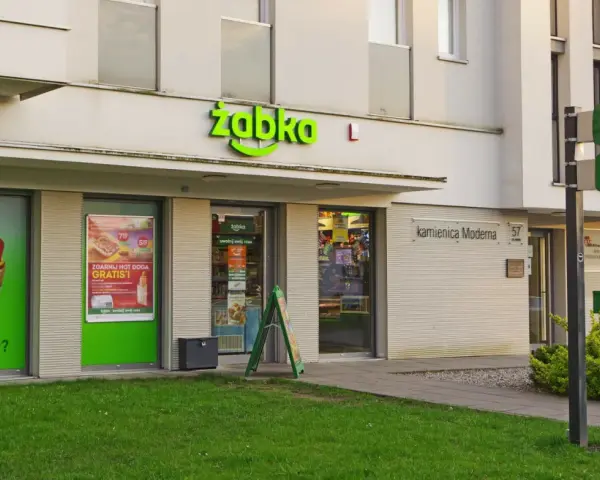 Zarobki w Żabce 2026: Ile na rękę? Stawki, premie, fakty.