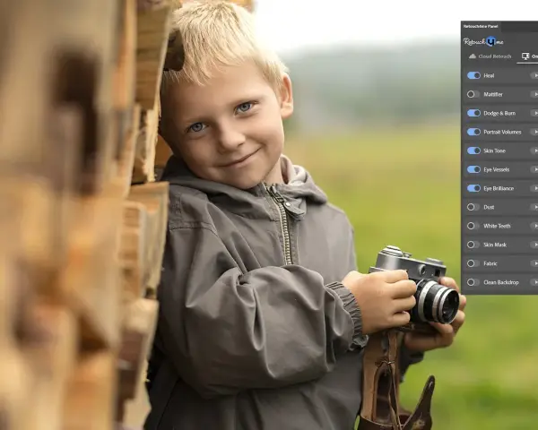 Chłopiec z aparatem, obok stosu drewna. Panel Retouch4me sugeruje opcje retuszu zdjęć, takie jak poprawa tonacji skóry i blasku oczu.