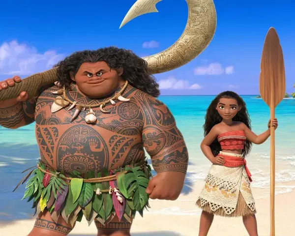 Maui i Moana, postacie z bajek Disneya dziewczyny, stoją na plaży. Maui ma hak, a Moana wiosło.