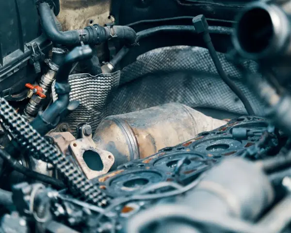 Parti del motore con filtro antiparticolato (FAP) sporco, causa comune perché si intasa il fap.