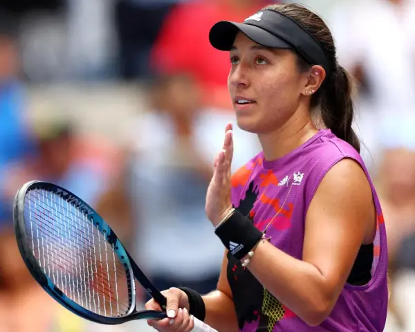 Jessica Pegula, tenisistka w fioletowej koszulce, z rakietą w dłoni, skupiona na meczu.