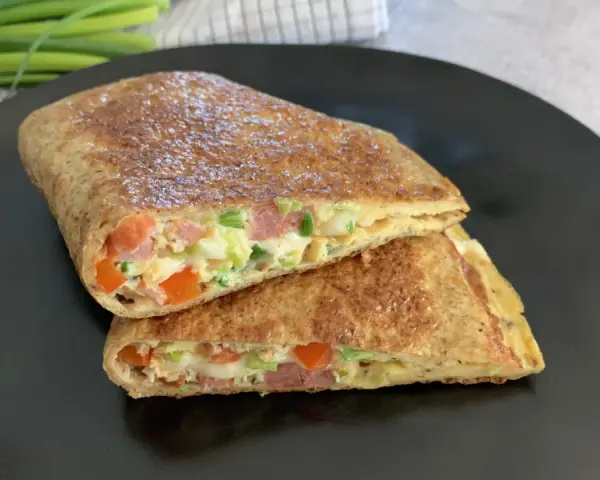 Złocista keto tortilla z jajkiem, warzywami i wędliną. Idealny pomysł na szybkie śniadanie lub lunch.