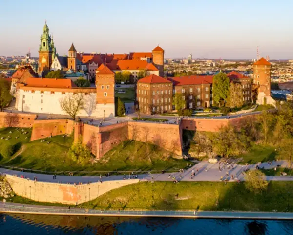 Zamek Królewski na Wawelu, serce Krakowa, drugiej stolicy Polski, w blasku zachodzącego słońca.