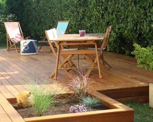 Terrasse en bois avec mobilier de jardin. Idéal pour calculer le prix pose terrasse bois sans fourniture.