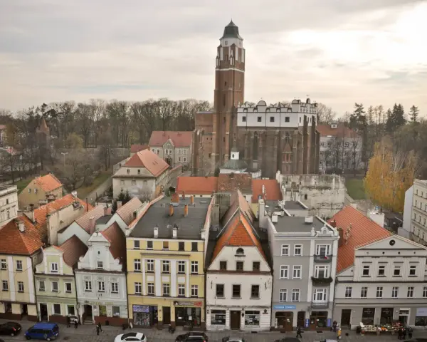 Widok na rynek i zamek w Paczkowie. Kolorowe kamieniczki i potężna wieża zamkowa tworzą niepowtarzalne paczków atrakcje.
