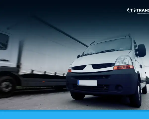 Biały bus i ciężarówka w ruchu drogowym. To obraz idealny dla osób, które chcą rozpocząć pracę z własnym busem i rozwijać swoją firmę transportową.