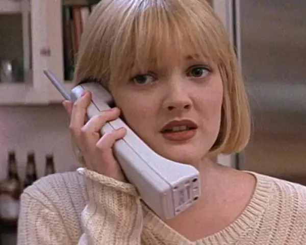 Blondynka z przerażeniem odbiera telefon, jakby właśnie usłyszała, że ktoś ją "zombieinguje".