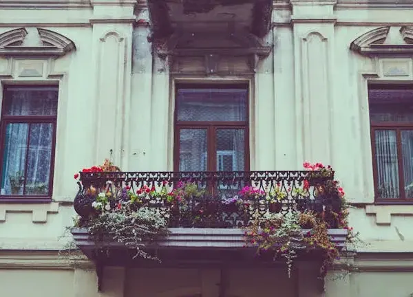 Jak zamontować balustradę na balkonie bez błędów i zyskując bezpieczeństwo