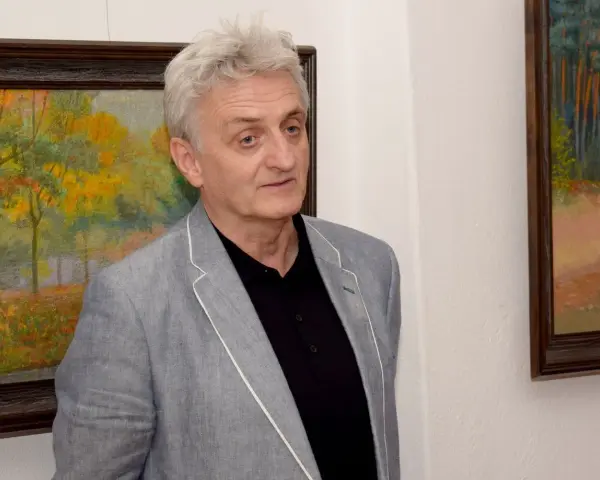 Włodzimierz Sławosz Dębski, artysta, prezentuje swoje jesienne pejzaże.