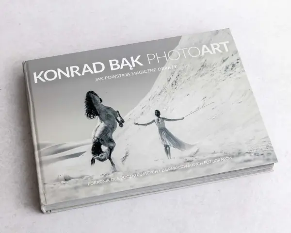 Książka "Konrad Bąk PHOTOART. Jak powstają magiczne obrazy" z koniem i kobietą na pustyni. Poradnik dla fotografów.
