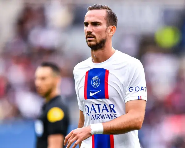 Fabian Ruiz, jugador del PSG, con su camiseta blanca y el escudo del club.