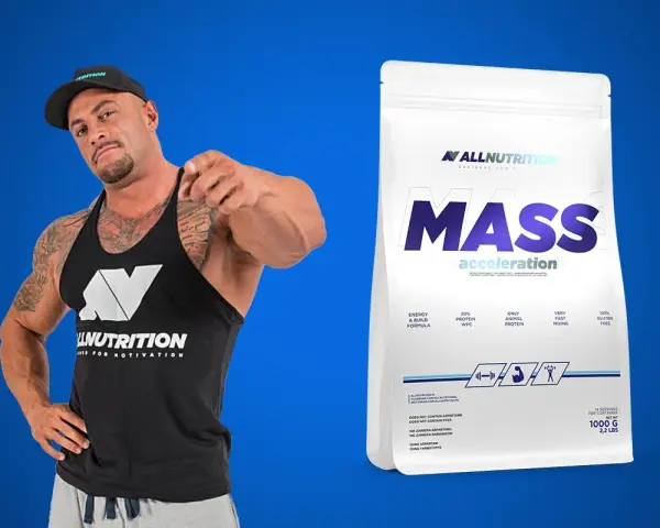 Mięśniak z paczką odżywki MASS ACCELERATION. Chcesz wiedzieć, gainer co to? To produkt dla Ciebie!