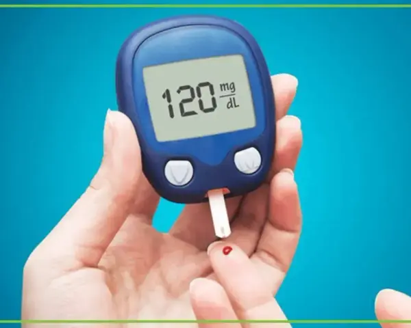Pomiar glukozy glukometrem: 120 mg/dL. To ważny wskaźnik dla osób stosujących insulinę na czczo.