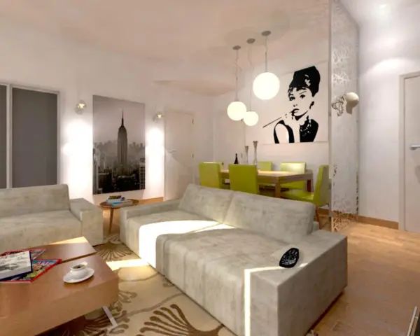 Un accogliente divano davanti alla porta finestra, con un quadro di Audrey Hepburn e una vista di New York.