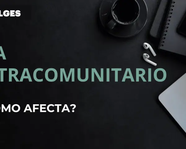 IVA intracomunitario España: ¿cómo afecta? Logo de ALLGES sobre fondo oscuro con portátil, café y móvil.