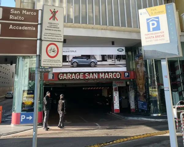 Venezia: indicazioni per San Marco, Rialto e Accademia. Segnaletica per parcheggio e divieto bici.