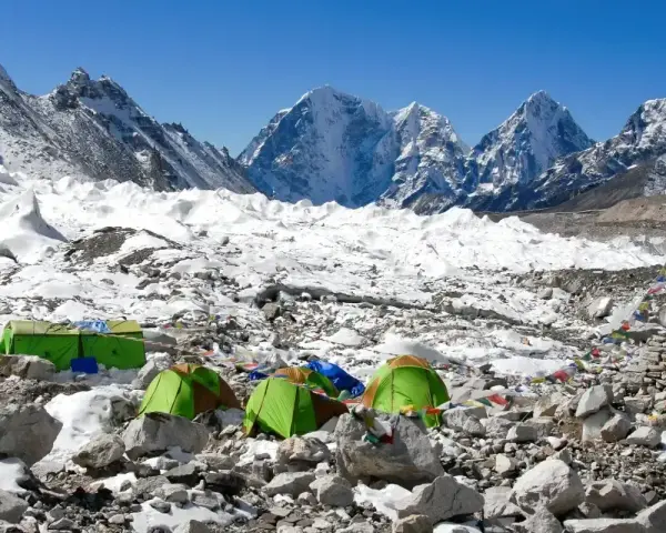 Namiotowe miasteczko na lodowcu, część trasy na Mount Everest. W tle ośnieżone szczyty.