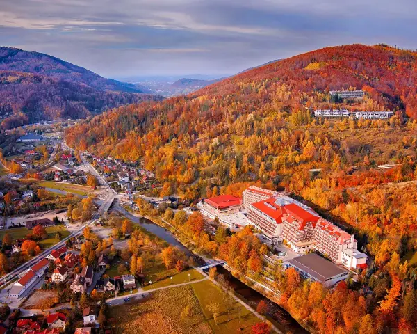 Malowniczy widok na hotel Gołębiowski w jesiennej odsłonie. Warto sprawdzić, ile gwiazdek ma Gołębiowski, bo widok zapiera dech!