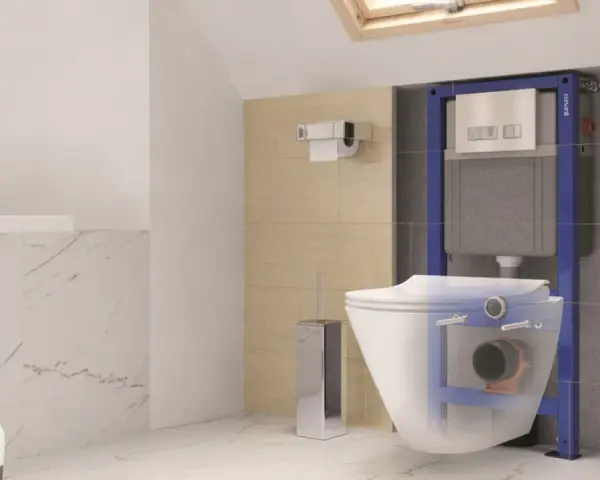 Widok przekroju nowoczesnej łazienki z podwieszanym WC i widocznym mechanizmem spłuczki. Widać odpływ WC w podłodze.